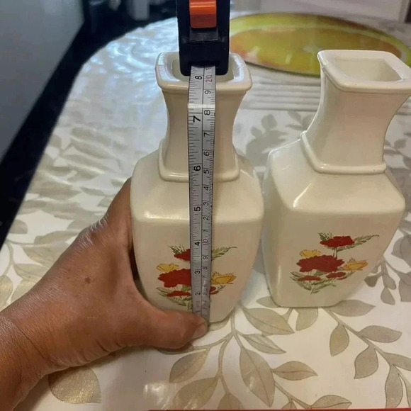 Set Of 2 VTG Avon Glass Imari Bottle Vase 1991 White w/Red/Yellow Floral - Picture 3 of 8